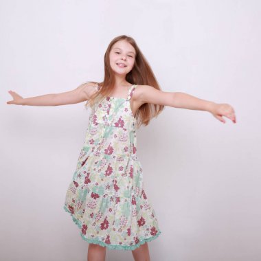 Komik ve mutlu beyaz çocuk stüdyo portre