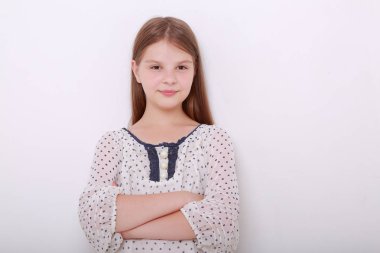 Komik ve mutlu beyaz çocuk stüdyo portre