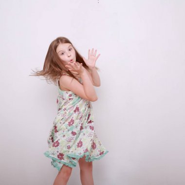 Komik ve mutlu beyaz çocuk stüdyo portre