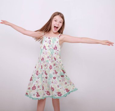 Komik ve mutlu beyaz çocuk stüdyo portre