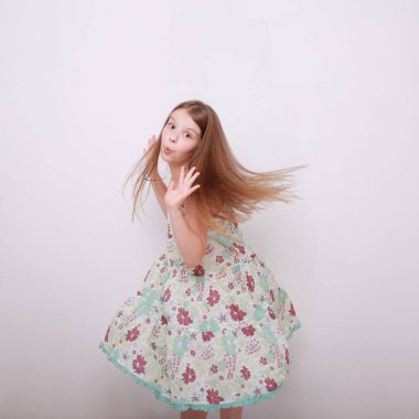 Komik ve mutlu beyaz çocuk stüdyo portre