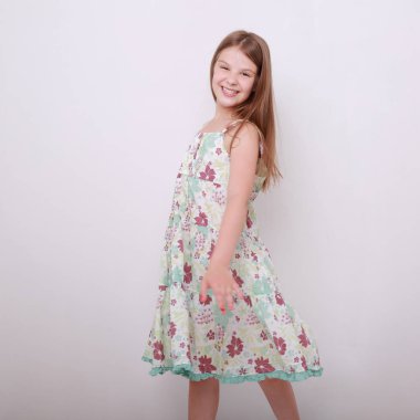 Komik ve mutlu beyaz çocuk stüdyo portre