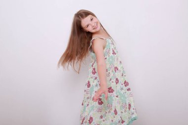 Komik ve mutlu beyaz çocuk stüdyo portre