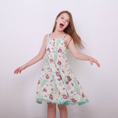 Komik ve mutlu beyaz çocuk stüdyo portre