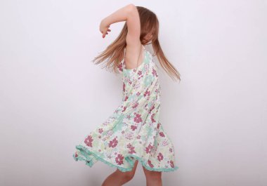 Komik ve mutlu beyaz çocuk stüdyo portre