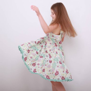 Komik ve mutlu beyaz çocuk stüdyo portre