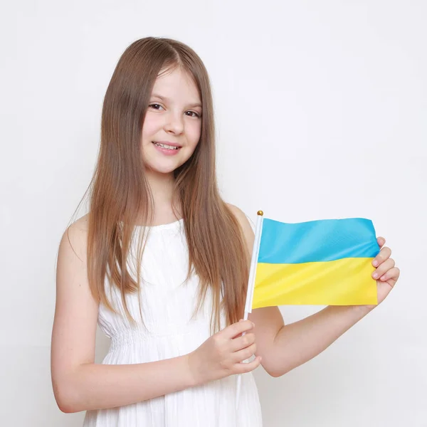 Европейская Маленькая Девочка Держит Украинскую Флу — стоковое фото