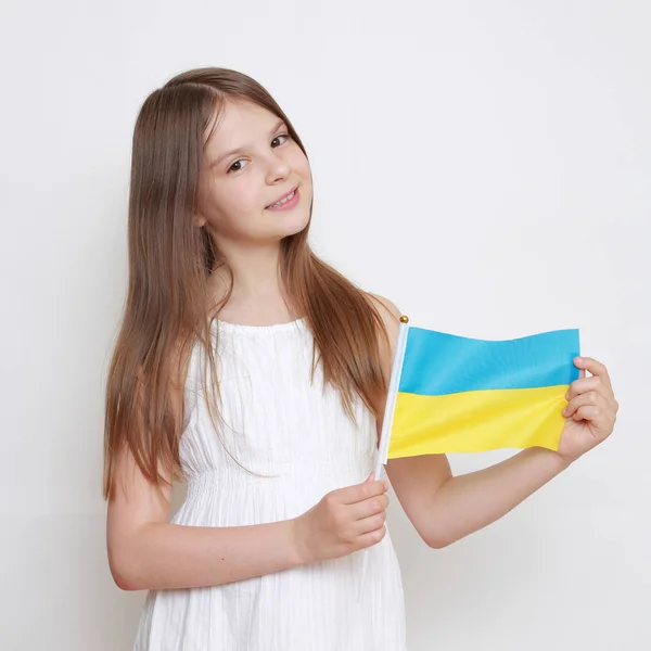 Europeisk Liten Flicka Som Innehar Ukrainska Fla — Stockfoto