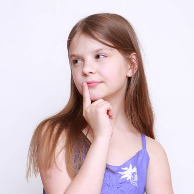 Duygusal küçük kızın sevimli portresi