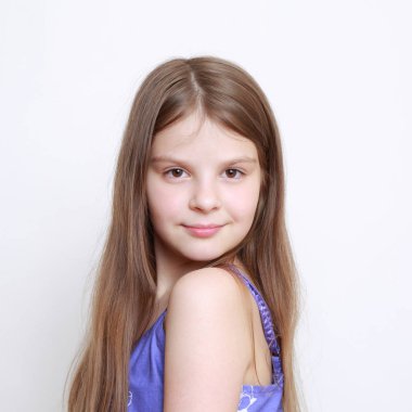 Duygusal küçük kızın sevimli portresi