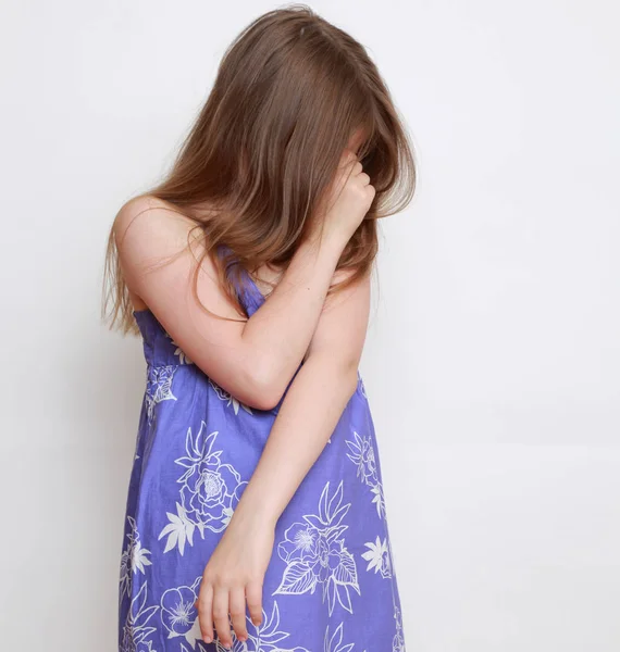 Студійний Образ Емоційної Маленької Дівчинки — стокове фото