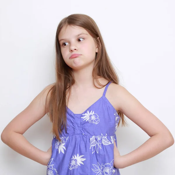 Duygusal küçük kız portresi stüdyo