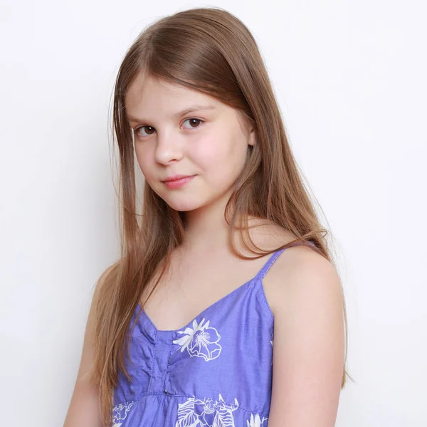 Duygusal küçük kız portresi stüdyo