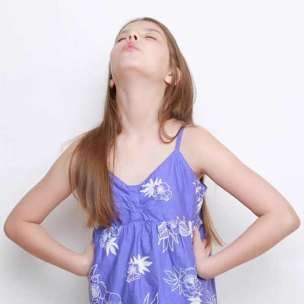 Duygusal küçük kız portresi stüdyo