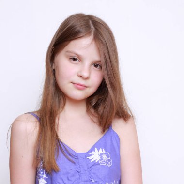 Duygusal küçük kız portresi stüdyo