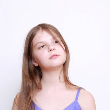 Duygusal küçük kız portresi stüdyo