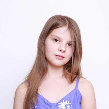 Duygusal küçük kız portresi stüdyo