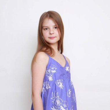 Duygusal küçük kız portresi stüdyo