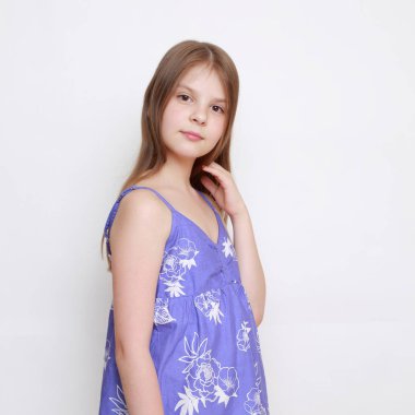 Duygusal küçük kız portresi stüdyo