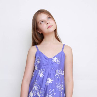 Duygusal küçük kız portresi stüdyo