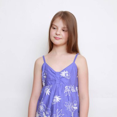 Duygusal küçük kız portresi stüdyo