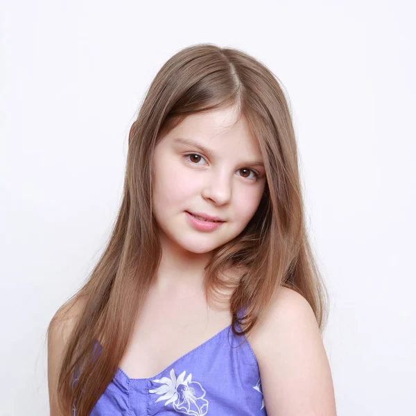 Duygusal küçük kız portresi stüdyo