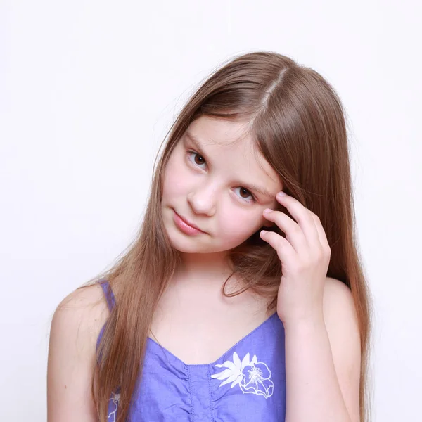 Duygusal küçük kız portresi stüdyo