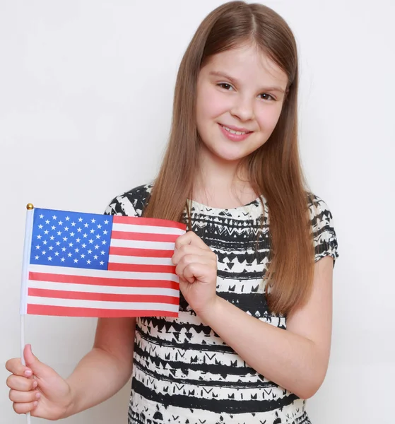スタジオでアメリカの国旗を保持している少女 — ストック写真