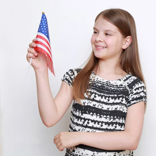 スタジオでアメリカの国旗を保持している少女 — ストック写真