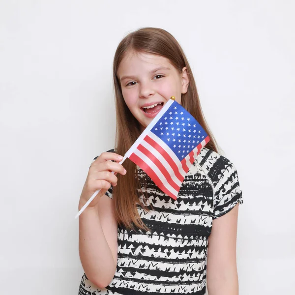 Sevimli kız ve bayrak