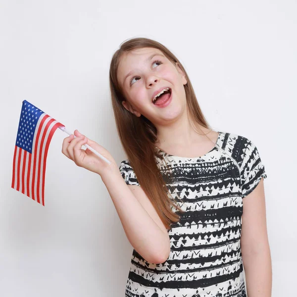 Roztomilá dívka a vlajky — Stock fotografie