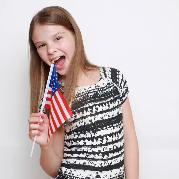 Menina Segurando Bandeira Dos Eua Estúdio — Fotografia de Stock