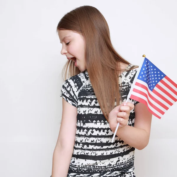Dospívající dívka a vlajky — Stock fotografie