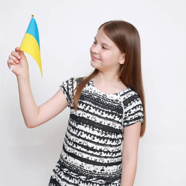 Юная девушка и флаг — стоковое фото