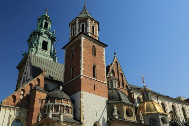 Krakow, Polonya - 1 Ağustos 2017: Wawel hill Katedrali ve Kalesi ile. Wawel Kalesi karmaşık bir tarihi mimari antik kentin merkezidir.