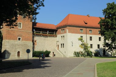 Krakow, Polonya - 1 Ağustos 2017: Wawel hill Katedrali ve Kalesi ile. Wawel Kalesi karmaşık bir tarihi mimari antik kentin merkezidir.