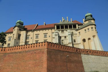 Krakow, Polonya - 1 Ağustos 2017: Wawel hill Katedrali ve Kalesi ile. Wawel Kalesi karmaşık bir tarihi mimari antik kentin merkezidir.