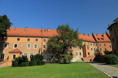 Krakow, Polonya - 1 Ağustos 2017: Wawel hill Katedrali ve Kalesi ile. Wawel Kalesi karmaşık bir tarihi mimari antik kentin merkezidir.