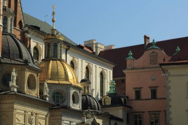 Krakow, Polonya - 1 Ağustos 2017: Wawel hill Katedrali ve Kalesi ile. Wawel Kalesi karmaşık bir tarihi mimari antik kentin merkezidir.