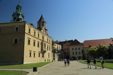 Krakow, Polonya - 1 Ağustos 2017: Wawel hill Katedrali ve Kalesi ile. Wawel Kalesi karmaşık bir tarihi mimari antik kentin merkezidir.