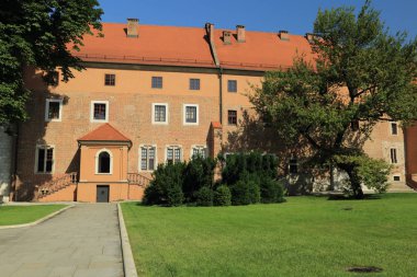 Krakow, Polonya - 1 Ağustos 2017: Wawel hill Katedrali ve Kalesi ile. Wawel Kalesi karmaşık bir tarihi mimari antik kentin merkezidir.