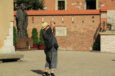 Krakow, Polonya - 1 Ağustos 2017: Wawel hill Katedrali ve Kalesi ile. Wawel Kalesi karmaşık bir tarihi mimari antik kentin merkezidir.