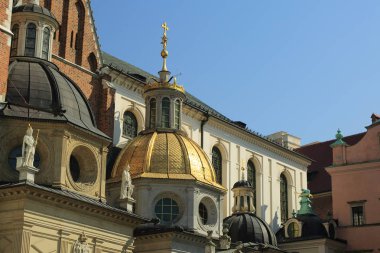 Krakow, Polonya - 1 Ağustos 2017: Wawel hill Katedrali ve Kalesi ile. Wawel Kalesi karmaşık bir tarihi mimari antik kentin merkezidir.