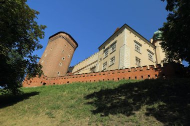 Krakow, Polonya - 1 Ağustos 2017: Wawel hill Katedrali ve Kalesi ile. Wawel Kalesi karmaşık bir tarihi mimari antik kentin merkezidir.