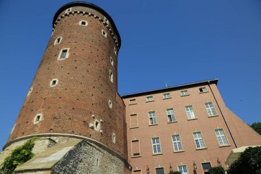 Krakow, Polonya - 1 Ağustos 2017: Wawel hill Katedrali ve Kalesi ile. Wawel Kalesi karmaşık bir tarihi mimari antik kentin merkezidir.