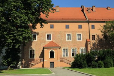 Krakow, Polonya - 1 Ağustos 2017: Wawel hill Katedrali ve Kalesi ile. Wawel Kalesi karmaşık bir tarihi mimari antik kentin merkezidir.