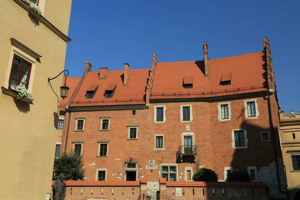 Krakow, Polonya - 1 Ağustos 2017: Wawel hill Katedrali ve Kalesi ile. Wawel Kalesi karmaşık bir tarihi mimari antik kentin merkezidir.