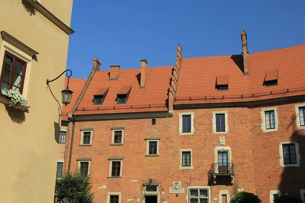 Krakow, Polonya - 1 Ağustos 2017: Wawel hill Katedrali ve Kalesi ile. Wawel Kalesi karmaşık bir tarihi mimari antik kentin merkezidir.