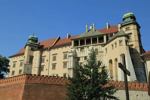 Krakow, Polonya - 1 Ağustos 2017: Wawel hill Katedrali ve Kalesi ile. Wawel Kalesi karmaşık bir tarihi mimari antik kentin merkezidir.