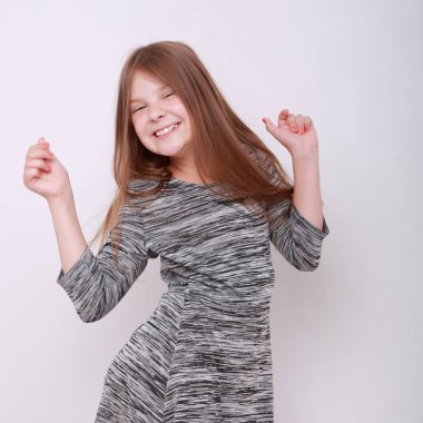 Beyaz ve komik küçük kız stüdyo portre